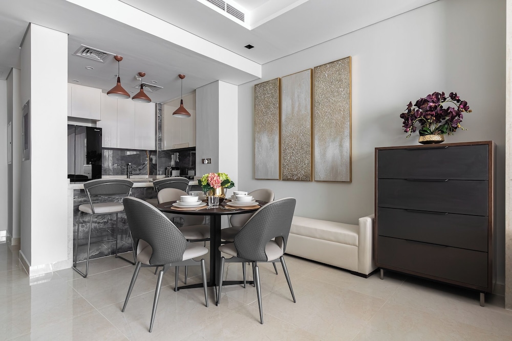 SIMPLY COMFORT Skyline Apts at Nobles Tower with Luxury Burj View