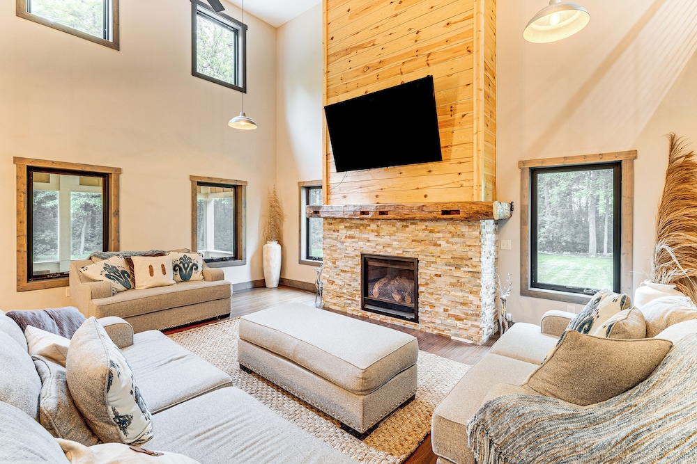 Luxe Barndominium Retreat Near Blue Spring Lake!