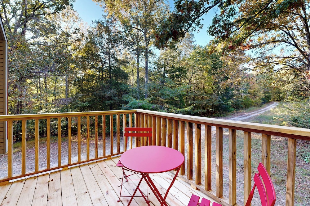 2BR House w/ A/C & Games, Close to Lake