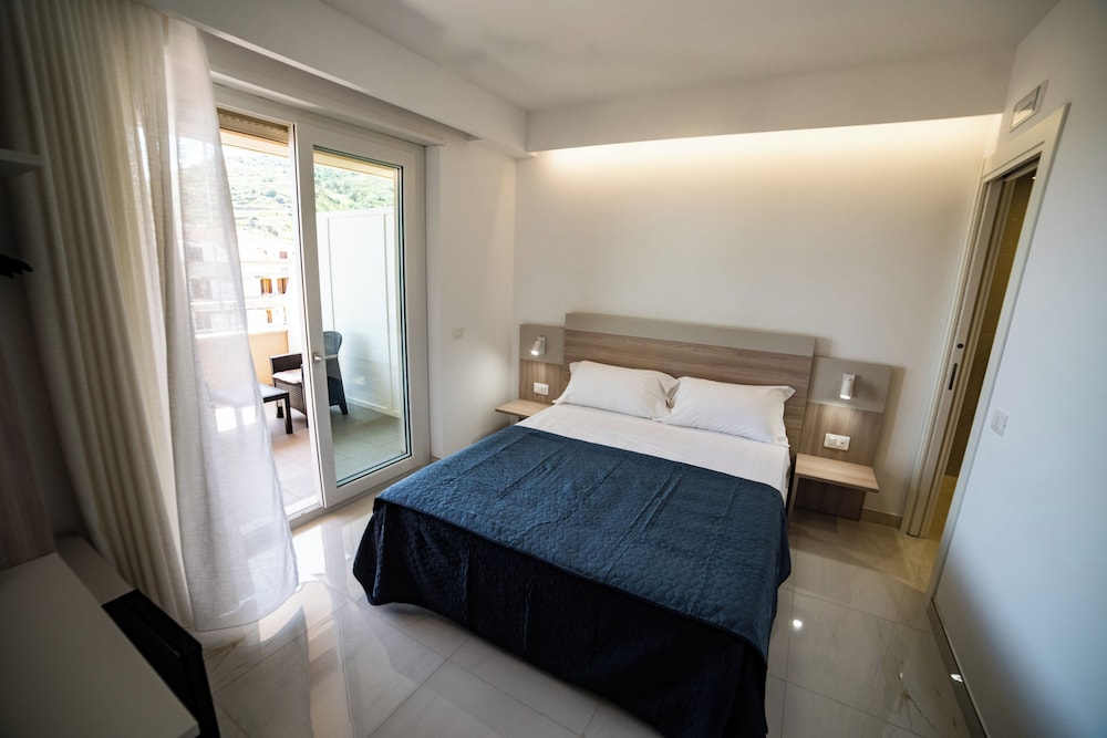 MIDDLE TOWN PALACE TROPEA