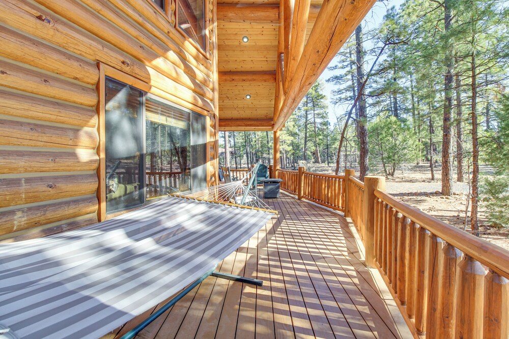 Fire Pit: Cozy Winter Cabin, 45 Mi to Sunrise Park