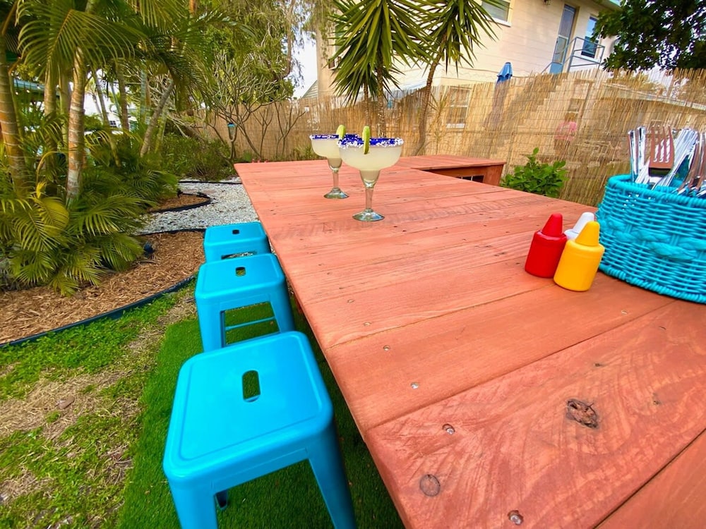 Tropical Oasis With Hot Tub in Treasure Island
