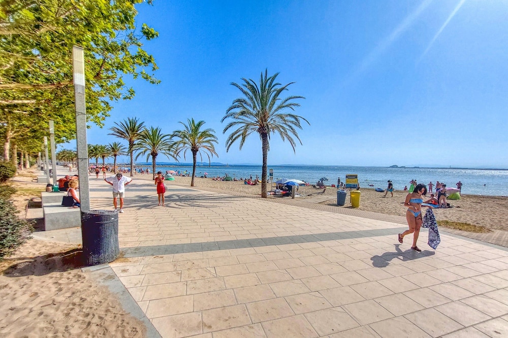 Apartment in Roses Near Playa de Roses Beach