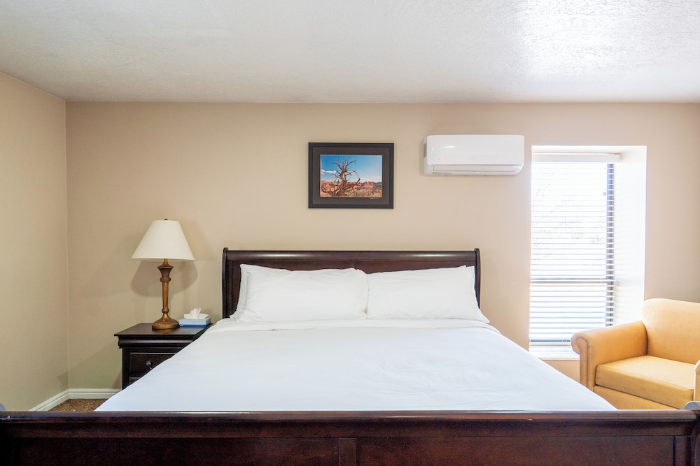 Road Creek Inn