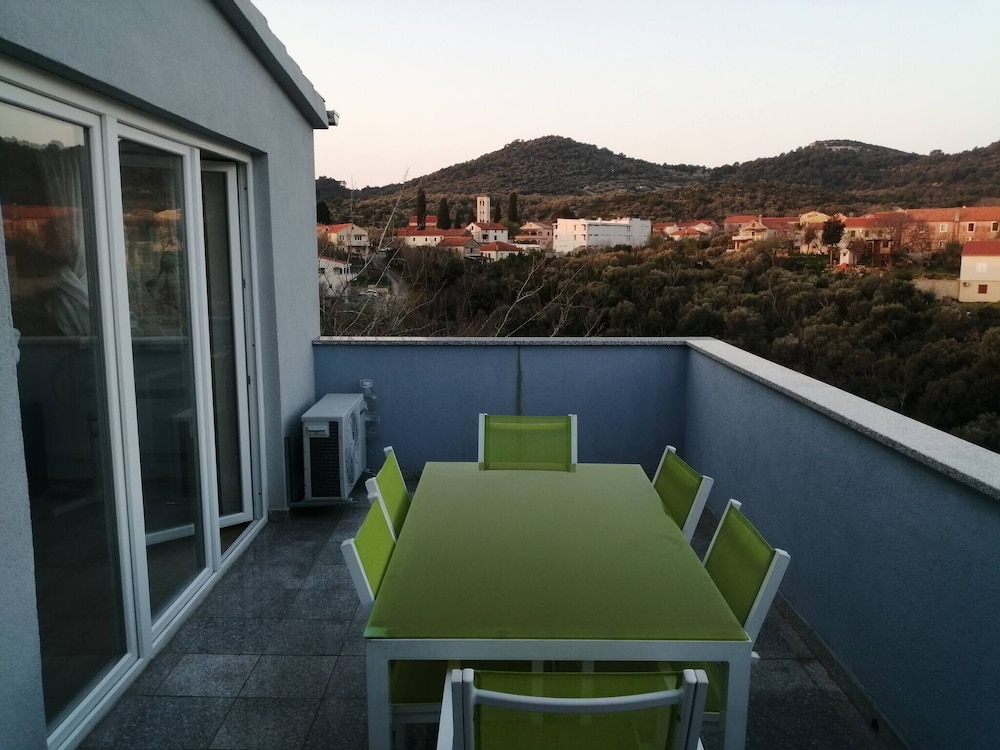 Sea View 1-bedroom Apartment Long Island view 3