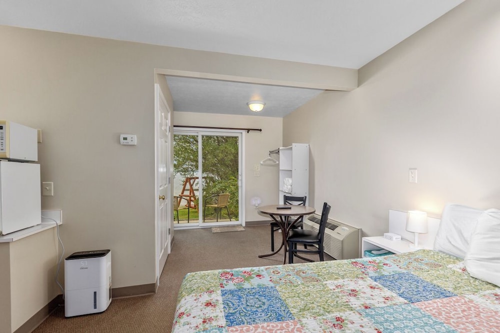 The Lakeview Motel