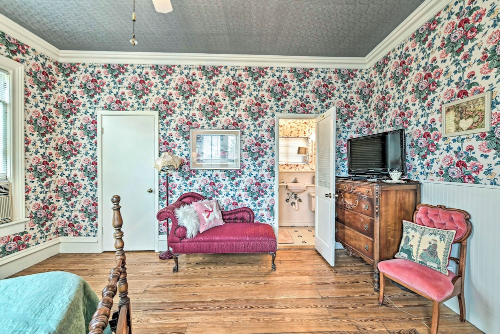The Lilly House: Historic Glen Rose Home w/ Porch! view 5