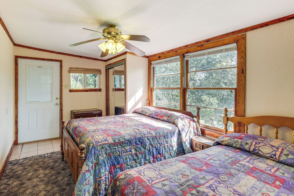 2 Mi to Fishing on Lake Whitney: Cottage w/ Deck