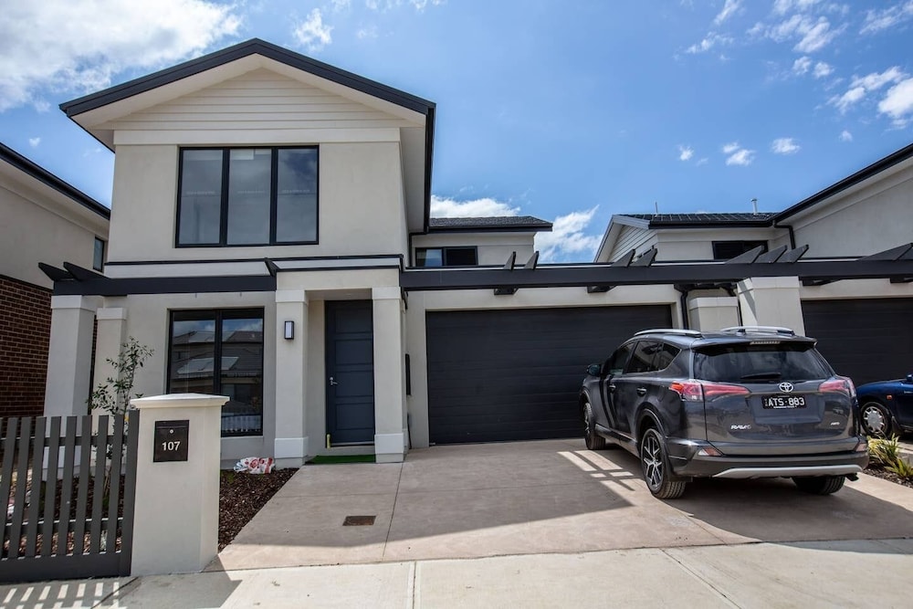 Captivating Large 4br@narre Warren view 3