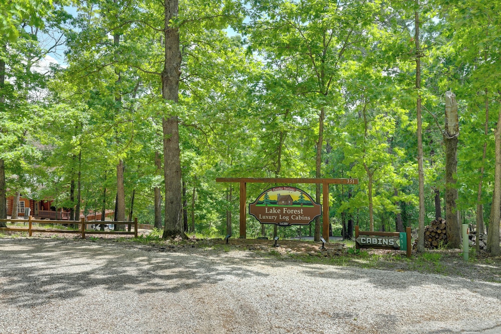 4 Mi to Marina: Cozy Log Cabin in Eureka Springs!