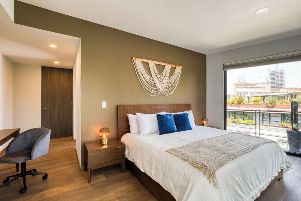 Chic PH Haven with rooftop By Tasman