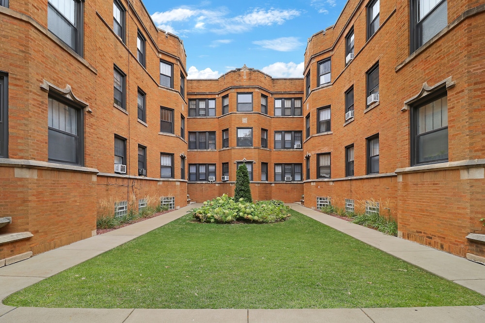 Portage Park Classic 1BR Apt in Montrose view 3