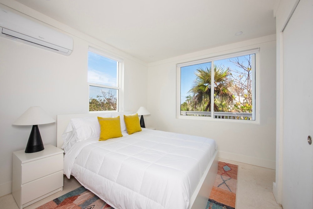 Veselka - Remodeled Home On Double Bay Beach 3 Bedroom Home