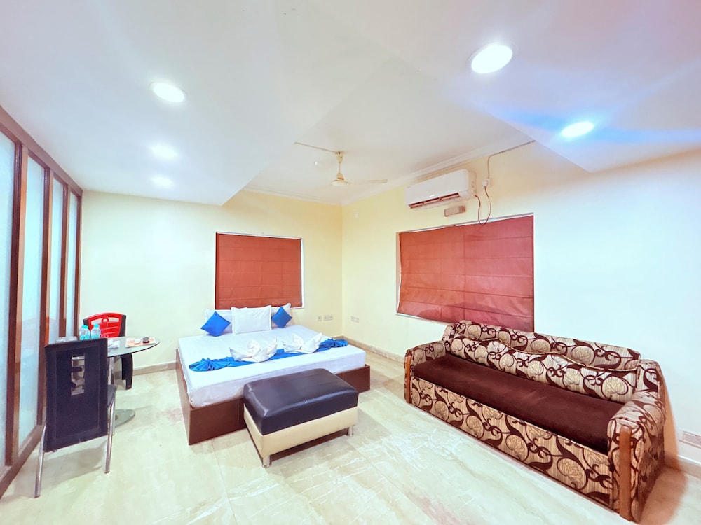 Hotel Park Prime with Swimming Pool