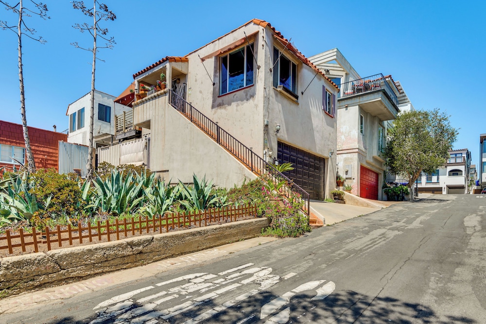 Walk to Ocean: Manhattan Beach Apt w/ Deck