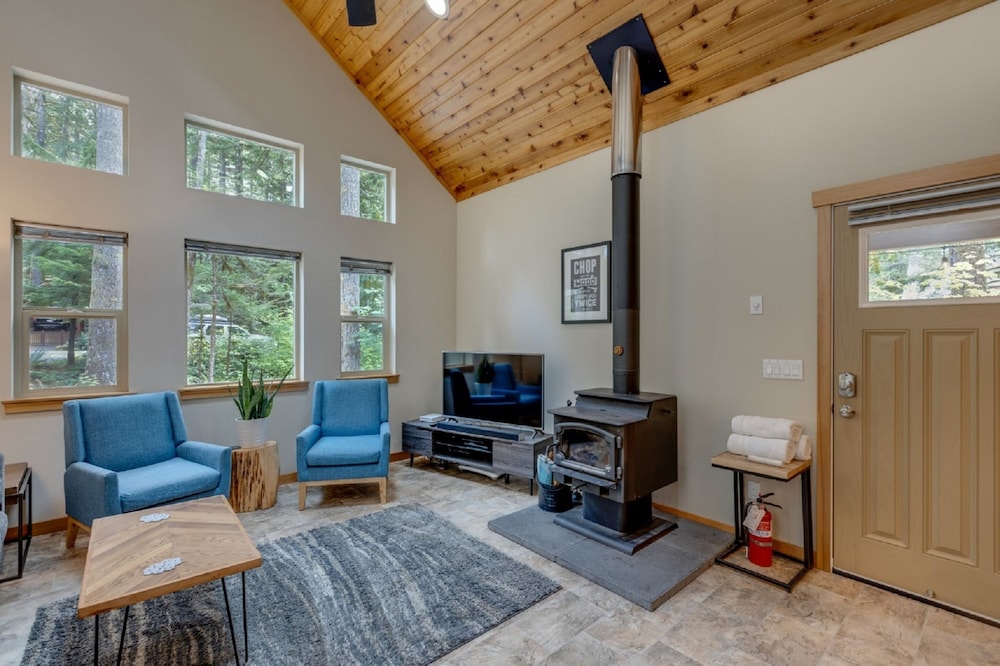 52GS - Hot Tub - WiFi - Pets Ok - Wood Stove - Sleeps 6 view 2