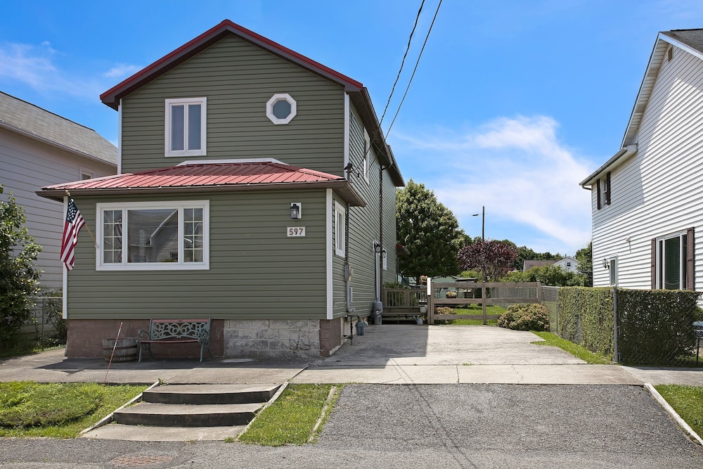 Home Port - Spacious Retreat In Prime Location 4 Bedroom Home