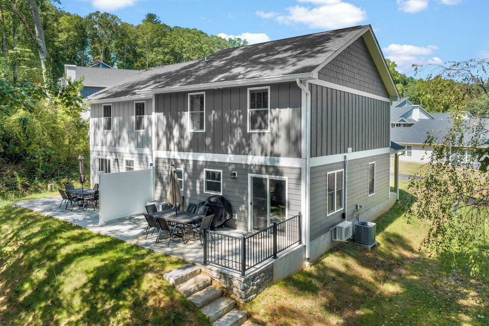 Sleeps 20, Entire Duplex Patio + Fire Pit 6 Minutes to Downtown Asheville