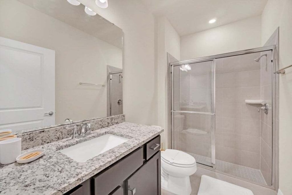 Luxury Home With Splash Pool 5 Bed Townhome! 5 Bedroom Townhouse