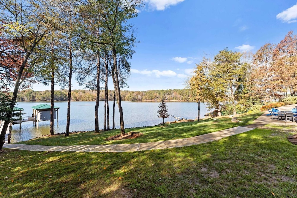 Sunset Pointe by Avantstay Waterfront, Beach, Fire Pit Sleeps 14 5bdr 4BA
