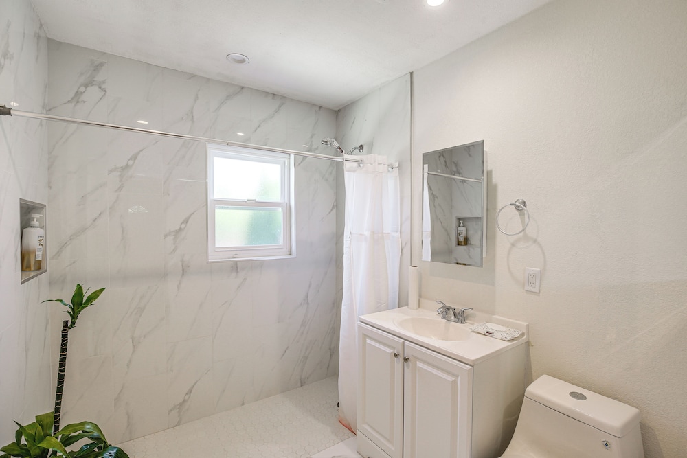 5 Mi to Coast: Centrally Located Long Beach Home!
