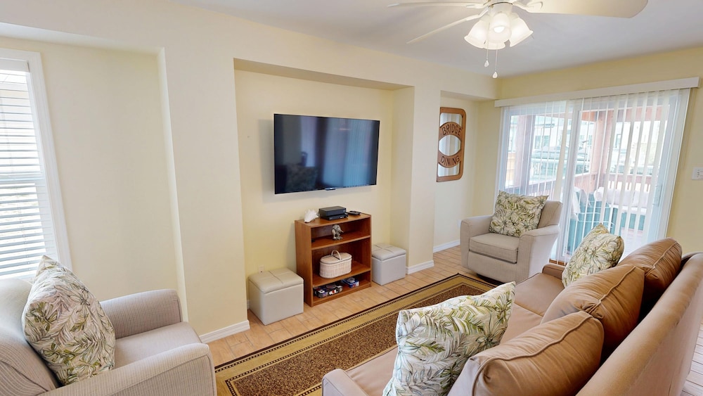Canal Breeze Cottage 4 Bedroom Home