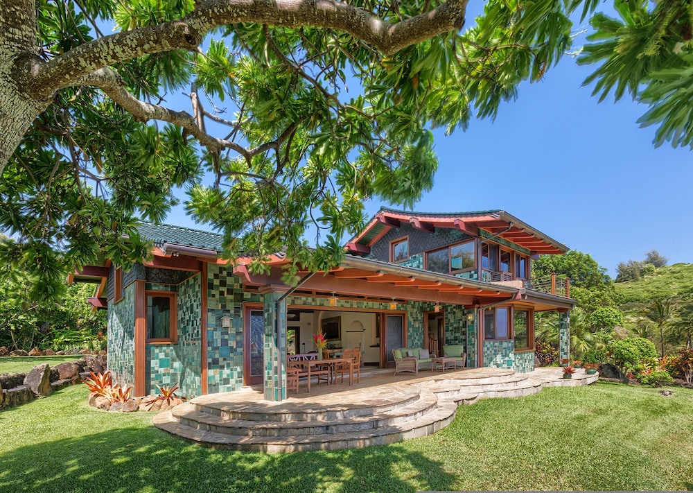 Sea Song in Kilauea With 4 Bedrooms and 6 Bathrooms