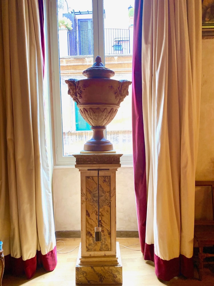 A Prince in Rome Elegant Navona Terrace Apartment
