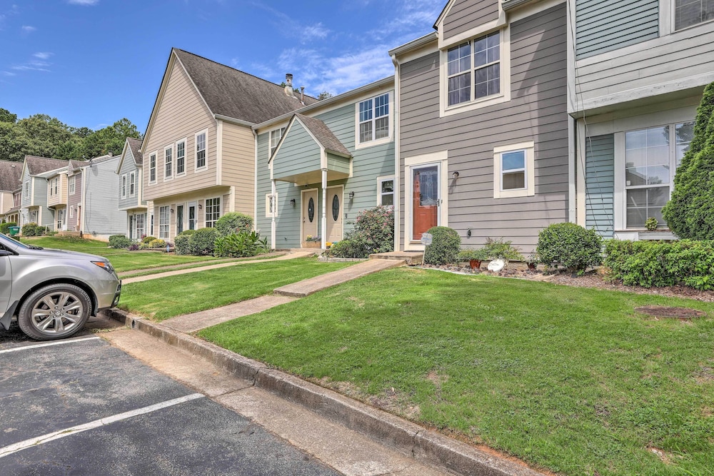Norcross Townhome ~ 18 Mi to Dtwn Atlanta!