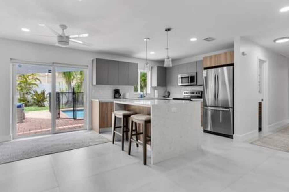 617 NW 30 CT Pool Patio 5Bd 3bath Fire Pit Parking for 3