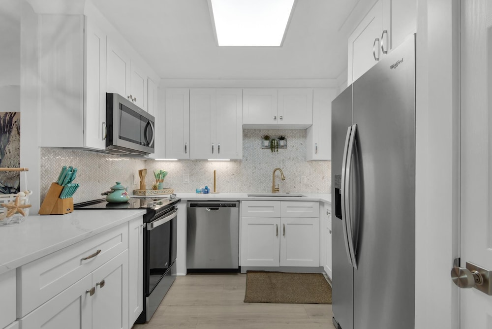 Dolphin Point #401c