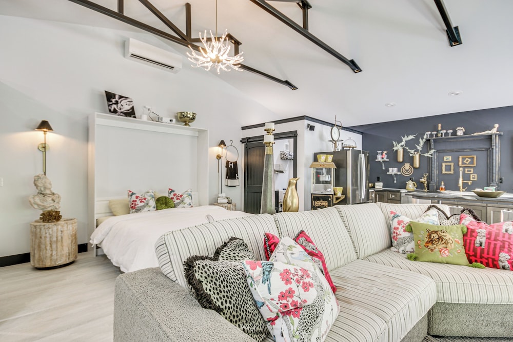 Lake Murray Studio w/ Pool & Hot Tub in Prosperity