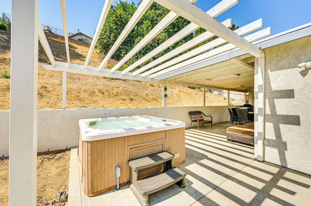 Fireplace, Hot Tub, Patio & Bbq: San Diego Home