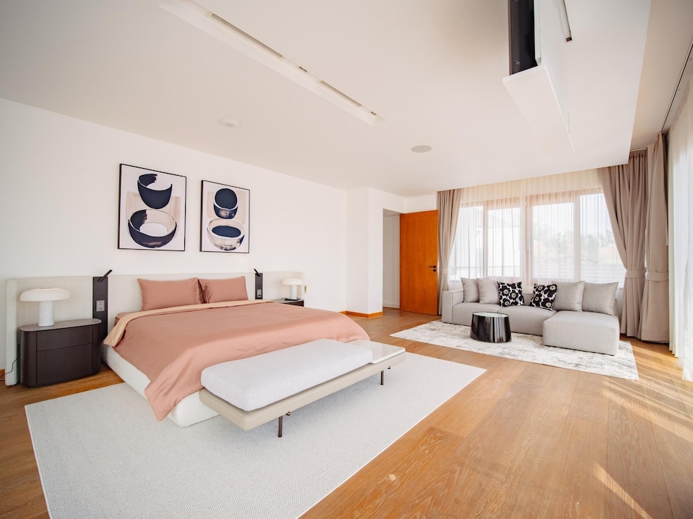 Luxurious 5bedroom White Estate Villa Private Lake