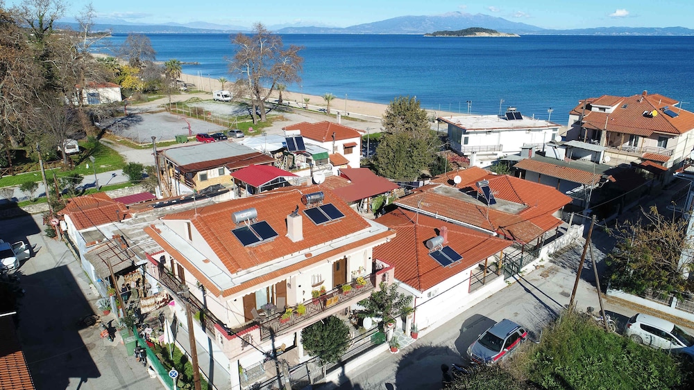 Sunrise Suite Olympiada - Luxury Beachfront Escape