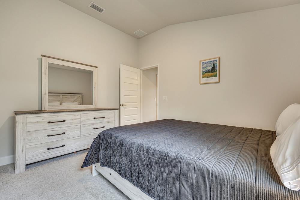 15 Mi to UF: Home w/ Furnished Porch in Alachua!