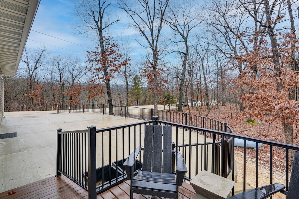 Lake Ozark Apartment w/ Balcony < 1 Mi to Water!