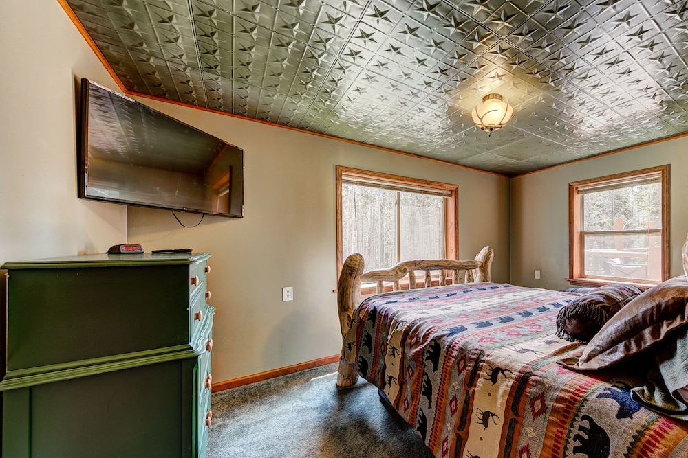 Longs Peak Cabin - Monthly Long-term Vacation Rental 30 Days -- Estes Park 3 Bedroom Cabin by RedAwning - Property Image 29