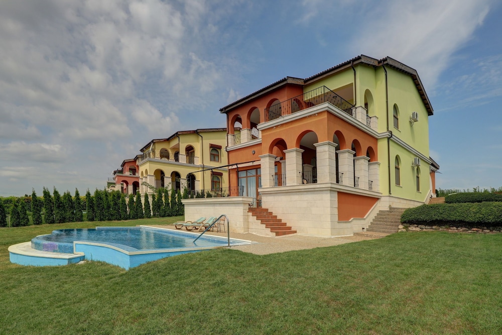Lighthouse Luxe Estate Apart & Villas