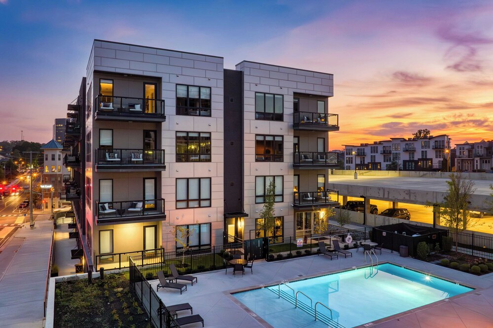 Sleeps 42 7 Modern Midtown Apartments w/ Gym + Pool Walkable to Shops & Eats