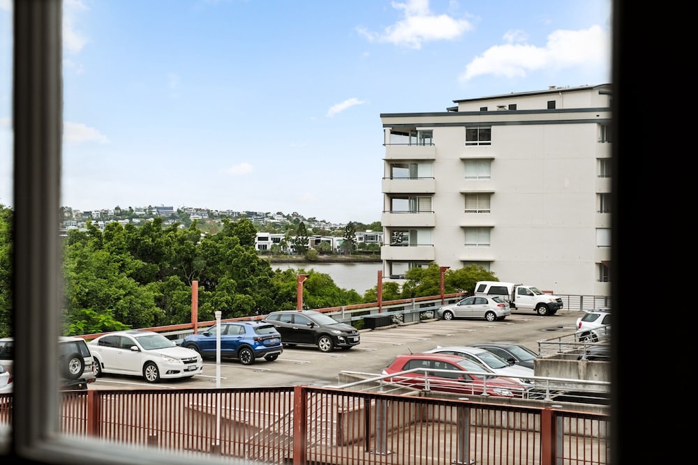 Stylish Riverside 2-bedroom Apartment in Teneriffe