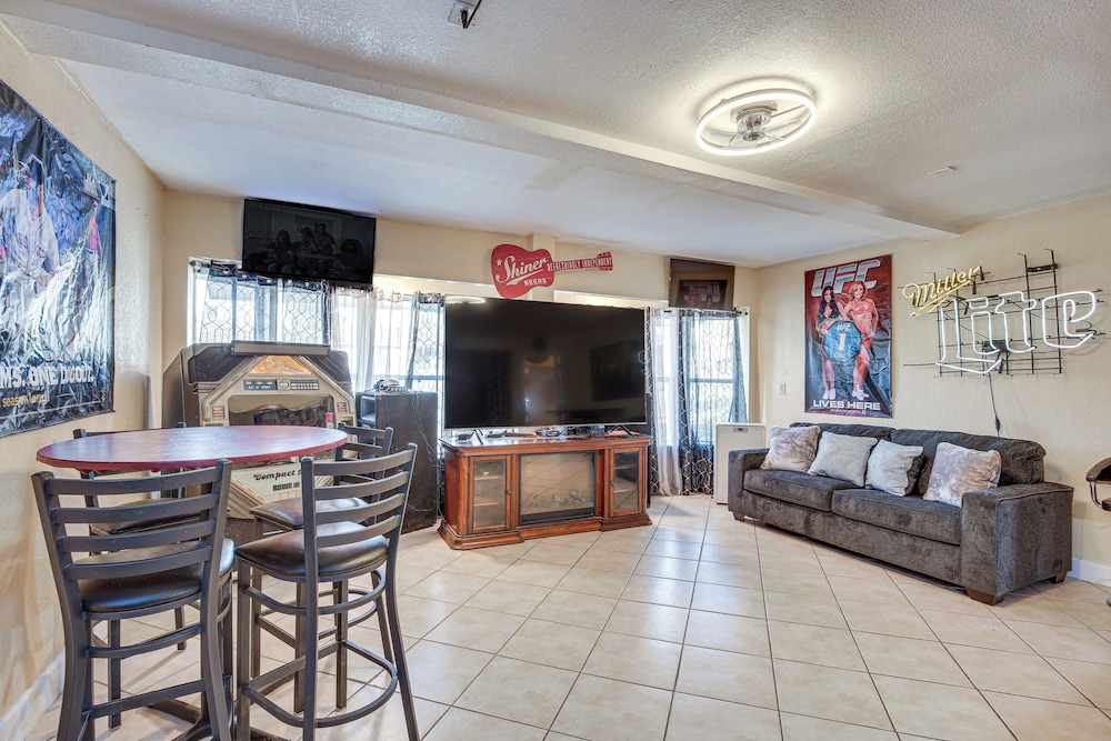13 Mi to Downtown El Paso: Home w/ Game Room & Bar