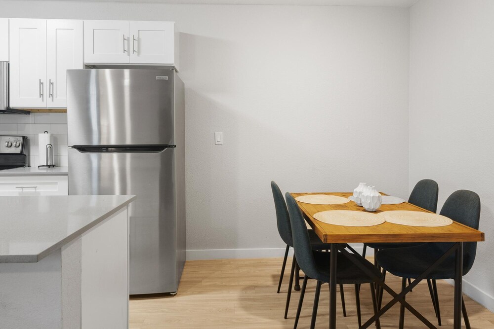 Stylish 2BR Near UT Hyde Park Evonify - Image 4