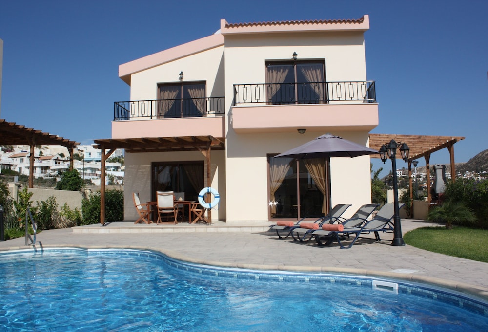 Seaside 2-bedroom Villa With Private Pool, Garden & Wifi Your Perfect Escape!