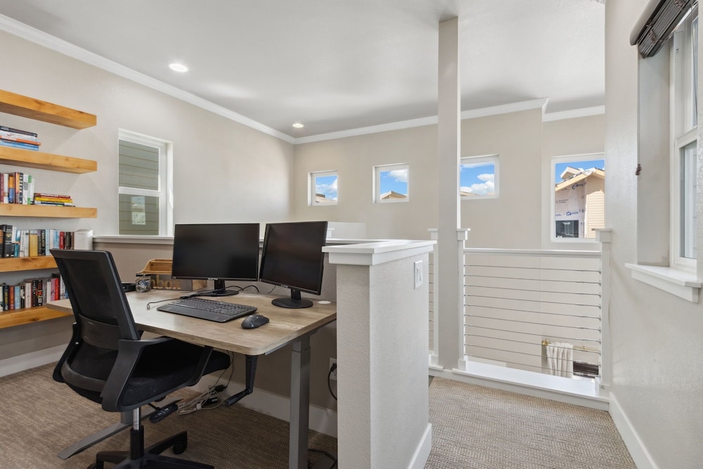Decked Out Sunset Views, Fire Pit & Fenced Yard