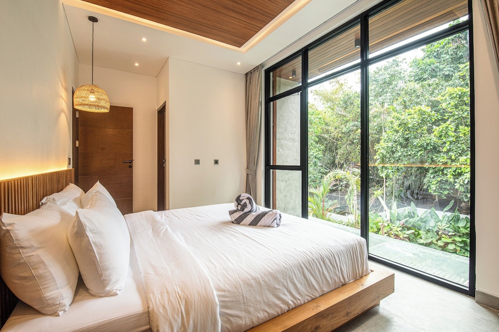 Exquisite 5BR Modern Villa 400m From the Ocean