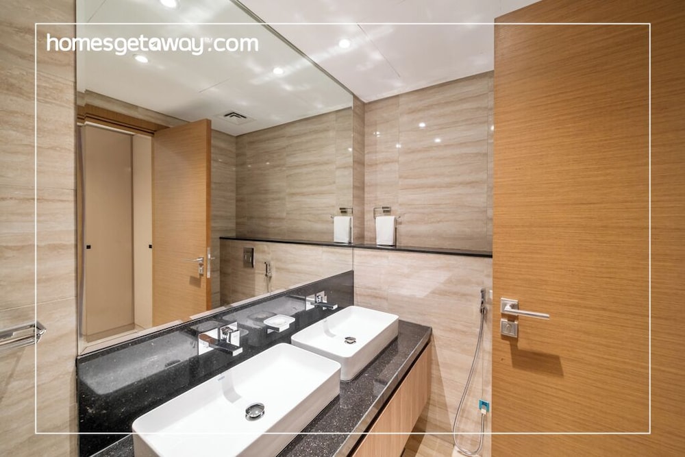 Modern 2BR – Canal-Side Elegance