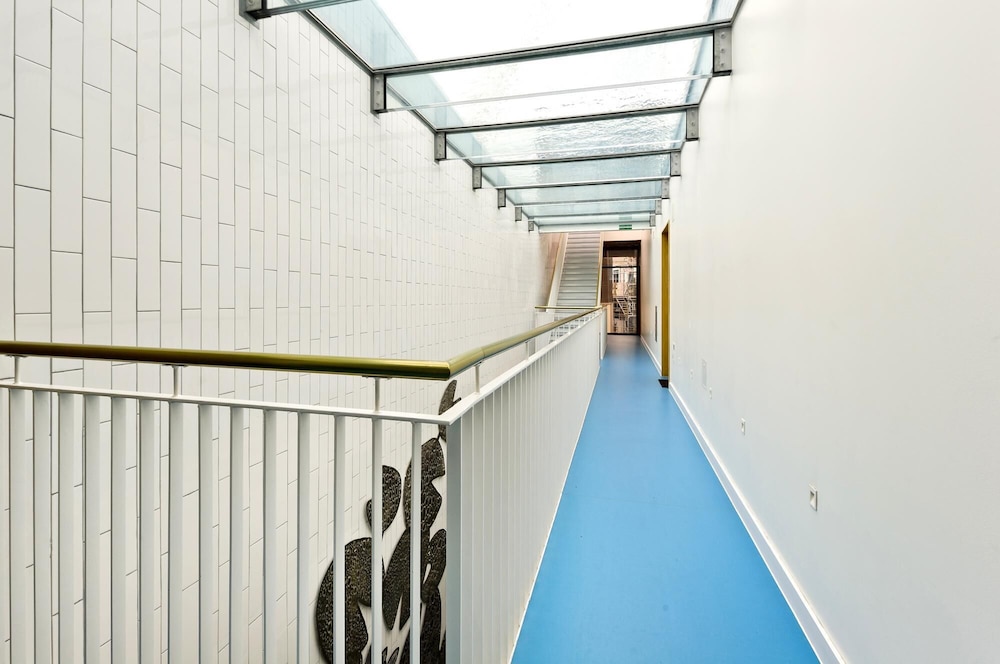 Fabulous East London Flat With Rooftop Pool by Underthedoormat