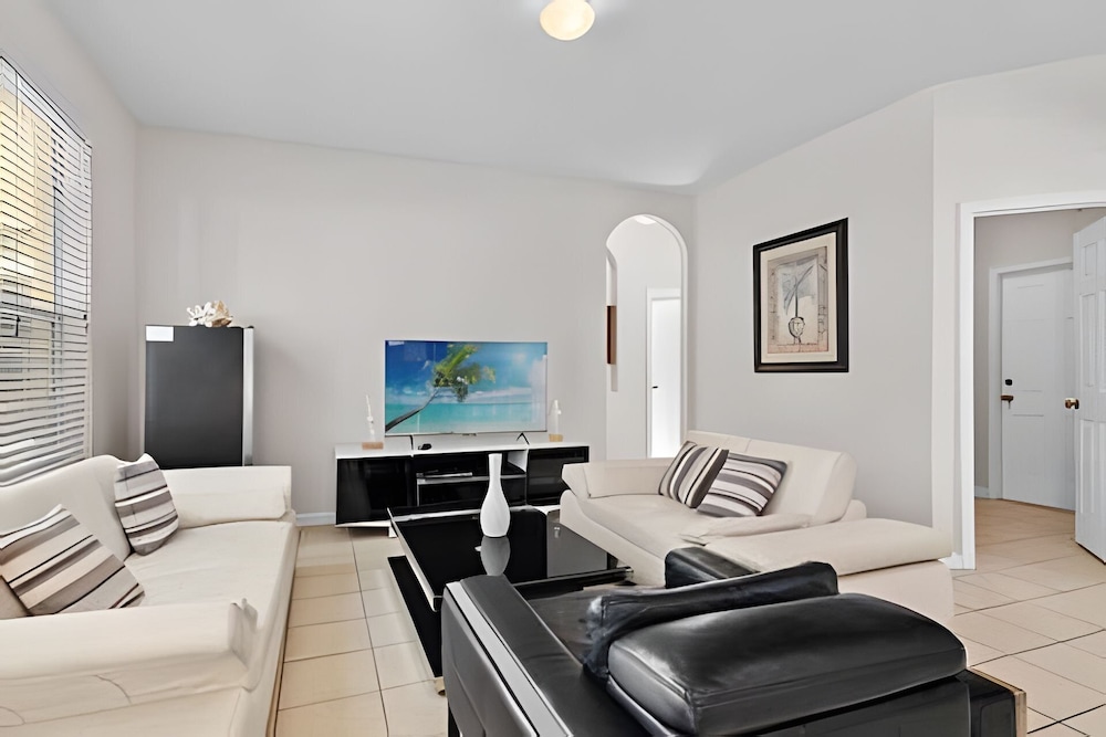 Windsor Hills 5BR 5min to Disney + Pool