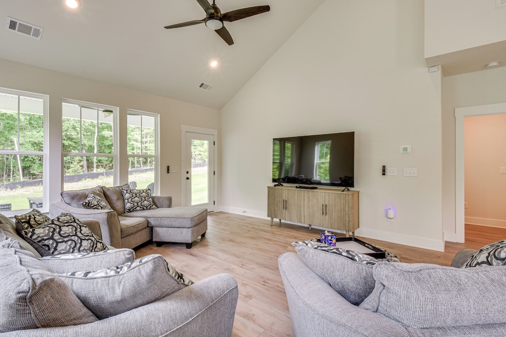 5 Mi to Memorial Stadium & Beach: Modern Townhome